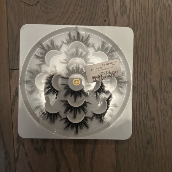 Lashes for anyone that wants to start a lash business great sales - Picture 3 of 4